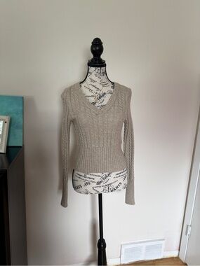 Fitted V-Neck Cable Knit Sweater in Light Beige
